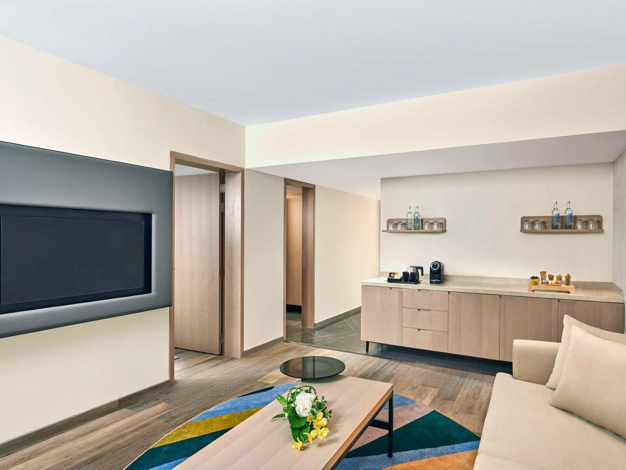Novotel Mumbai International Airport Esterno foto A suite at the hotel