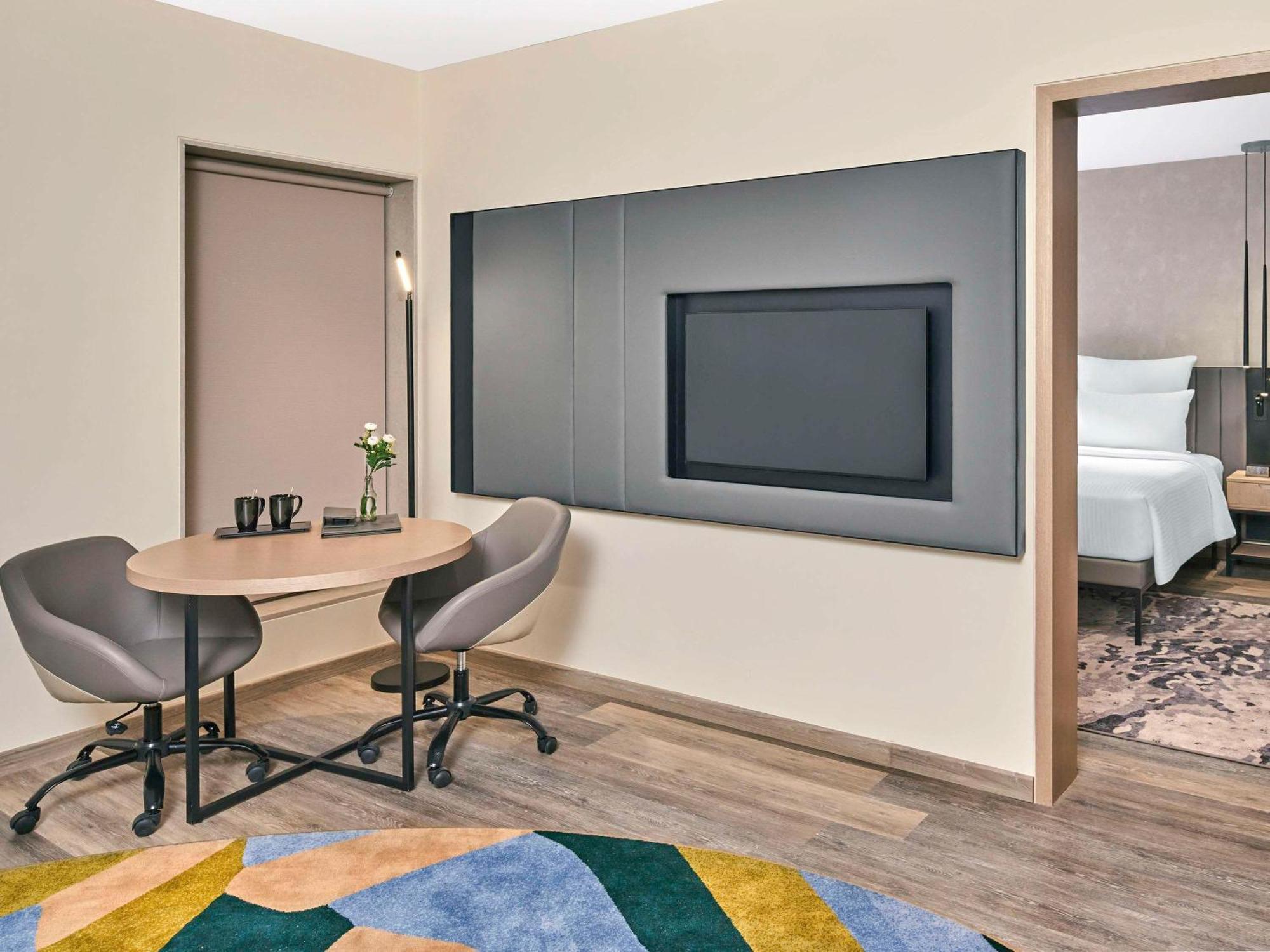 Novotel Mumbai International Airport Esterno foto A room at the hotel