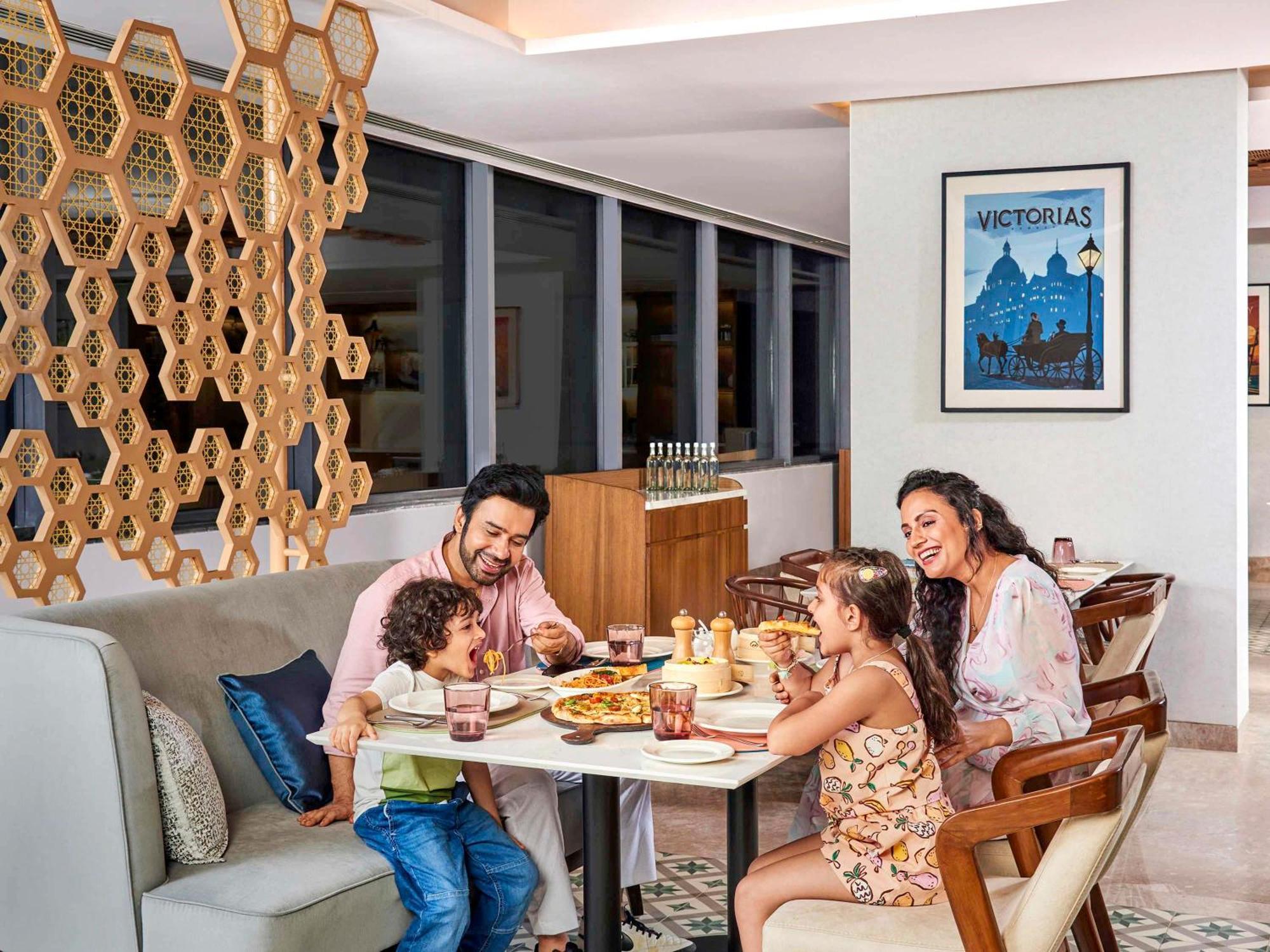Novotel Mumbai International Airport Esterno foto Family dining at the hotel