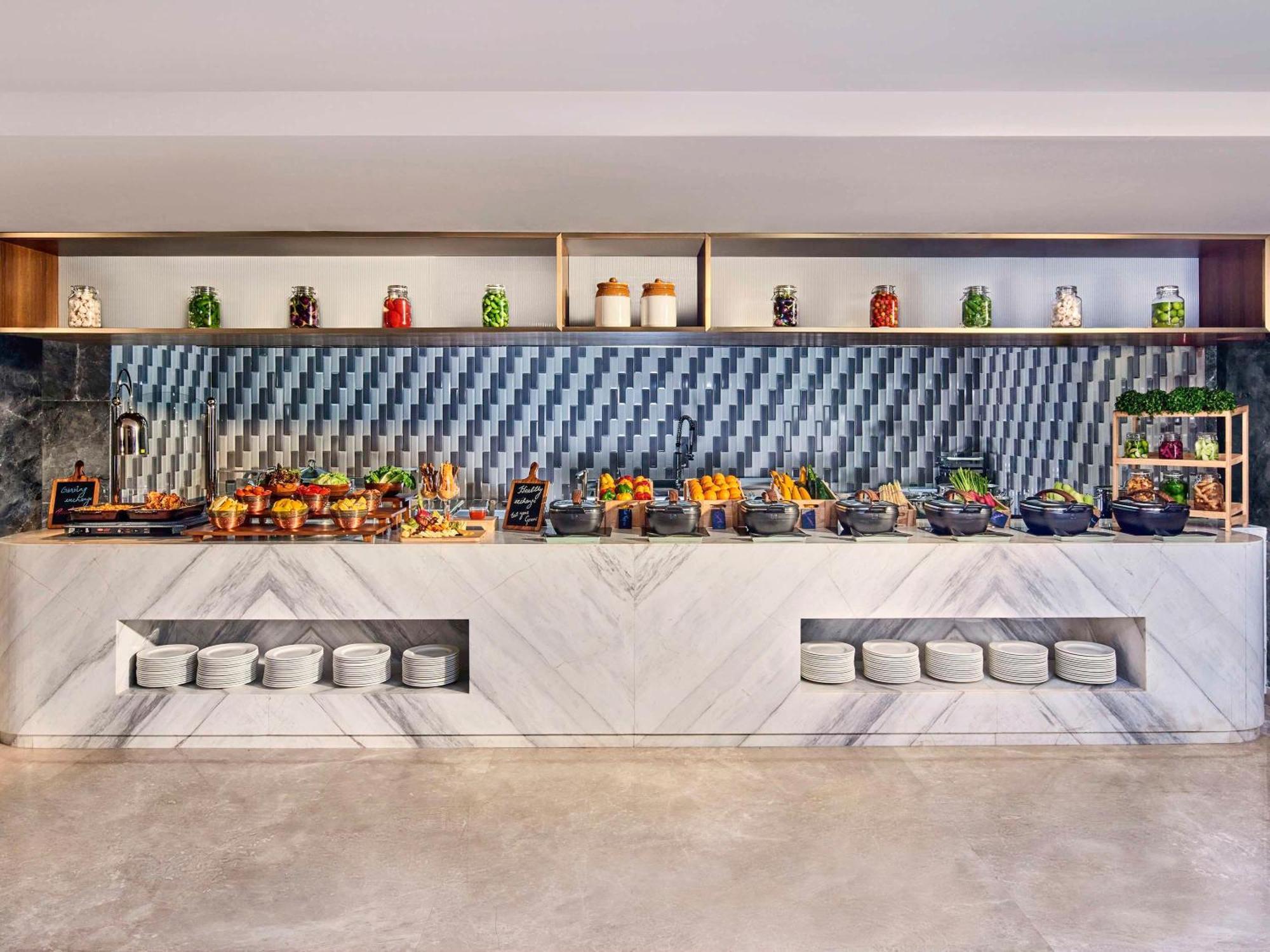 Novotel Mumbai International Airport Esterno foto The buffet at the hotel