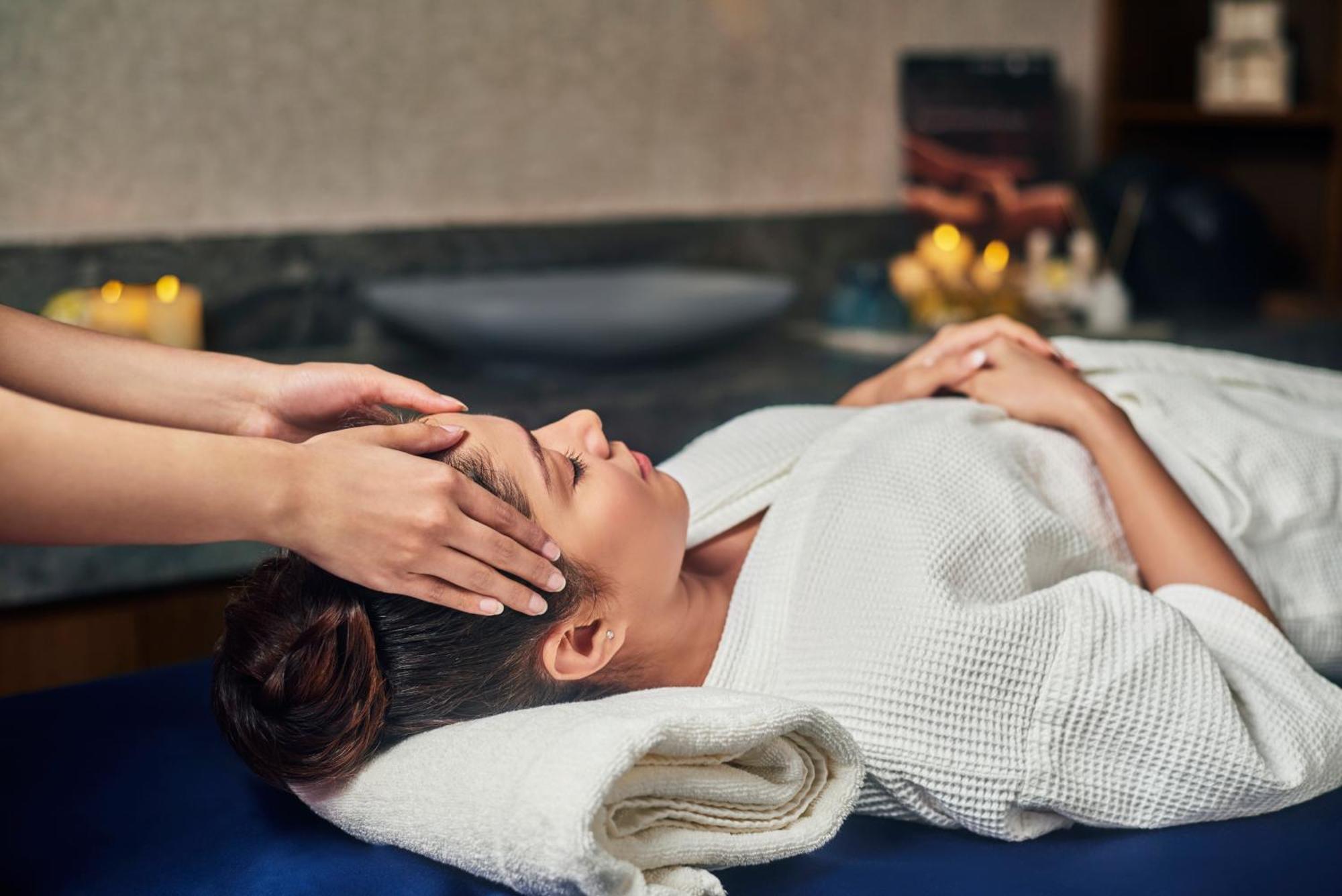 Novotel Mumbai International Airport Esterno foto A woman receiving a head massage