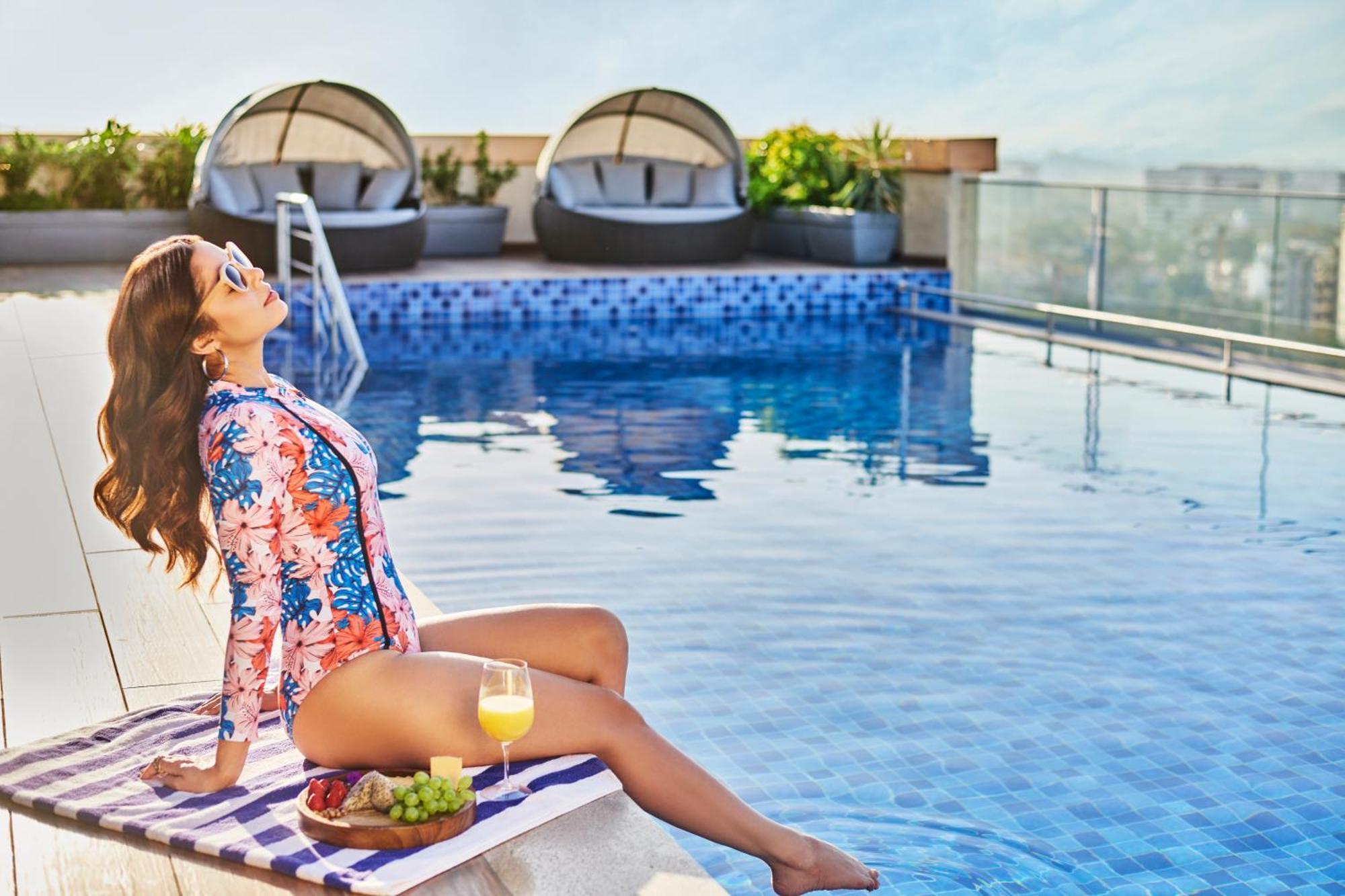 Novotel Mumbai International Airport Esterno foto Rooftop pool at the hotel