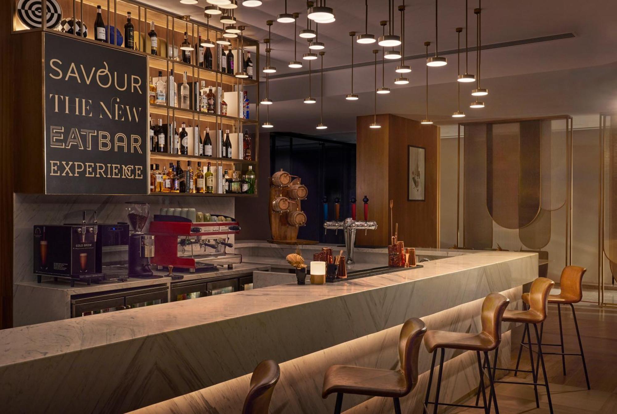Novotel Mumbai International Airport Esterno foto The bar at the hotel