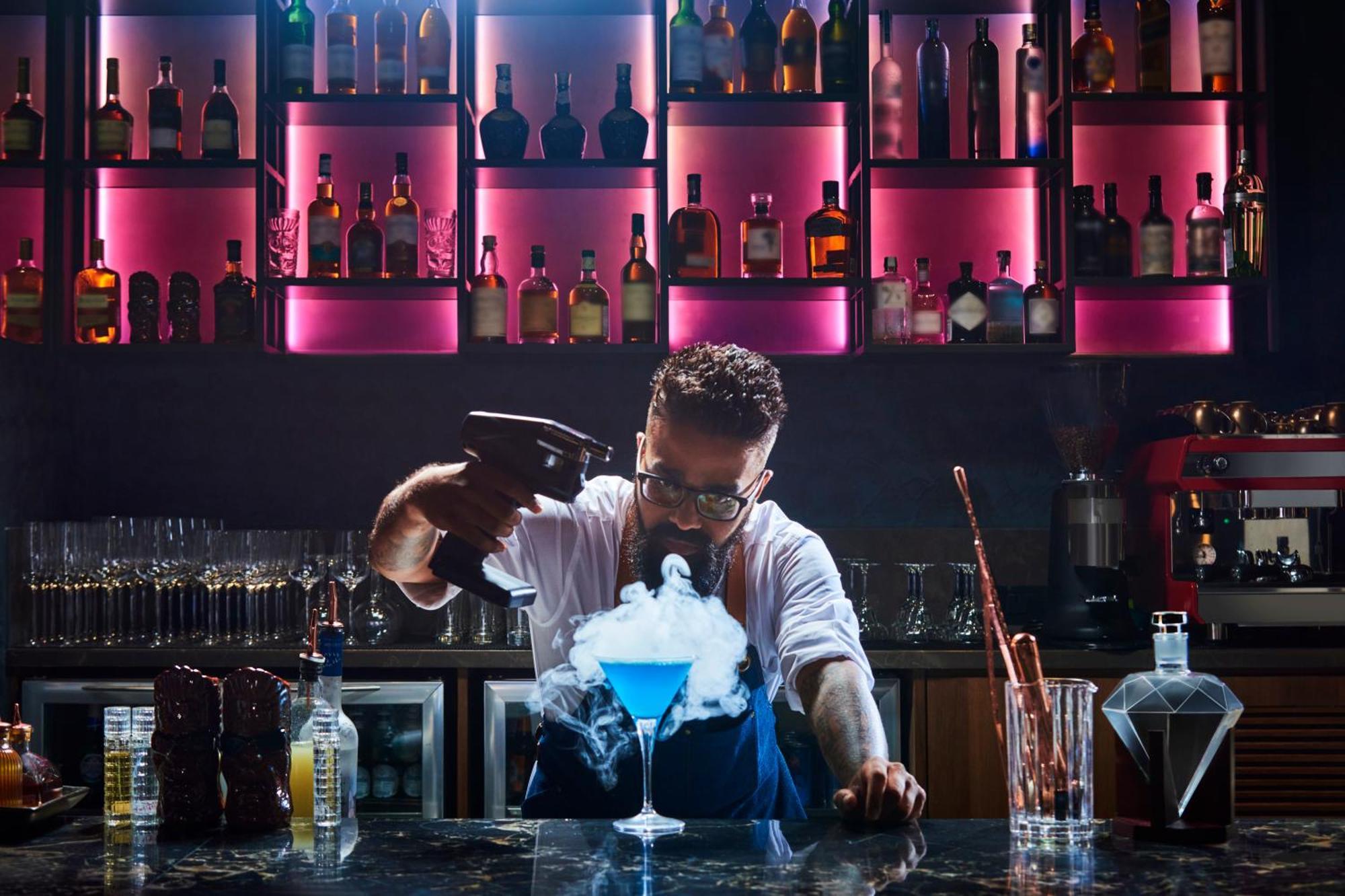 Novotel Mumbai International Airport Esterno foto A bartender at work