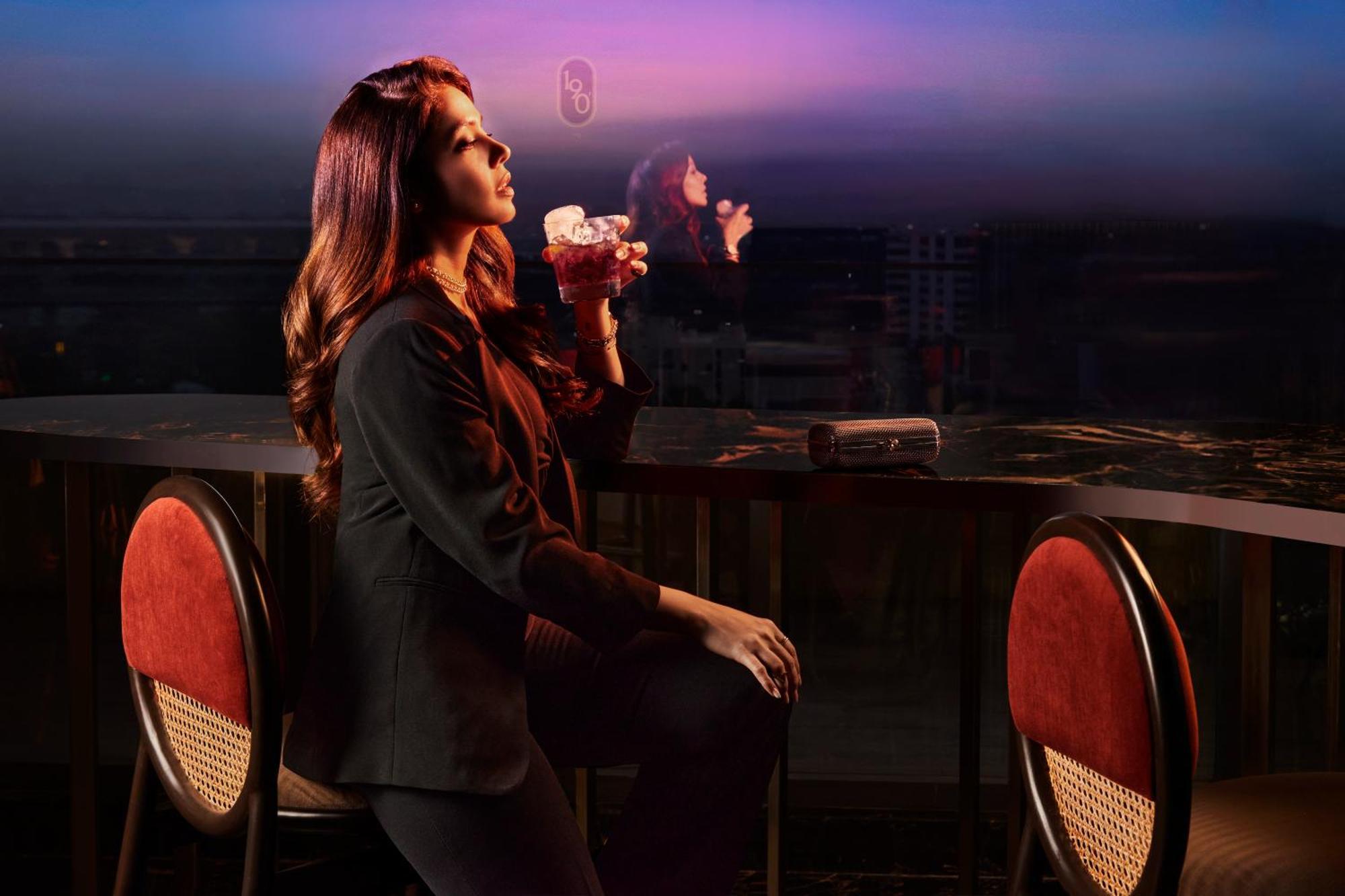 Novotel Mumbai International Airport Esterno foto A woman smoking hookah