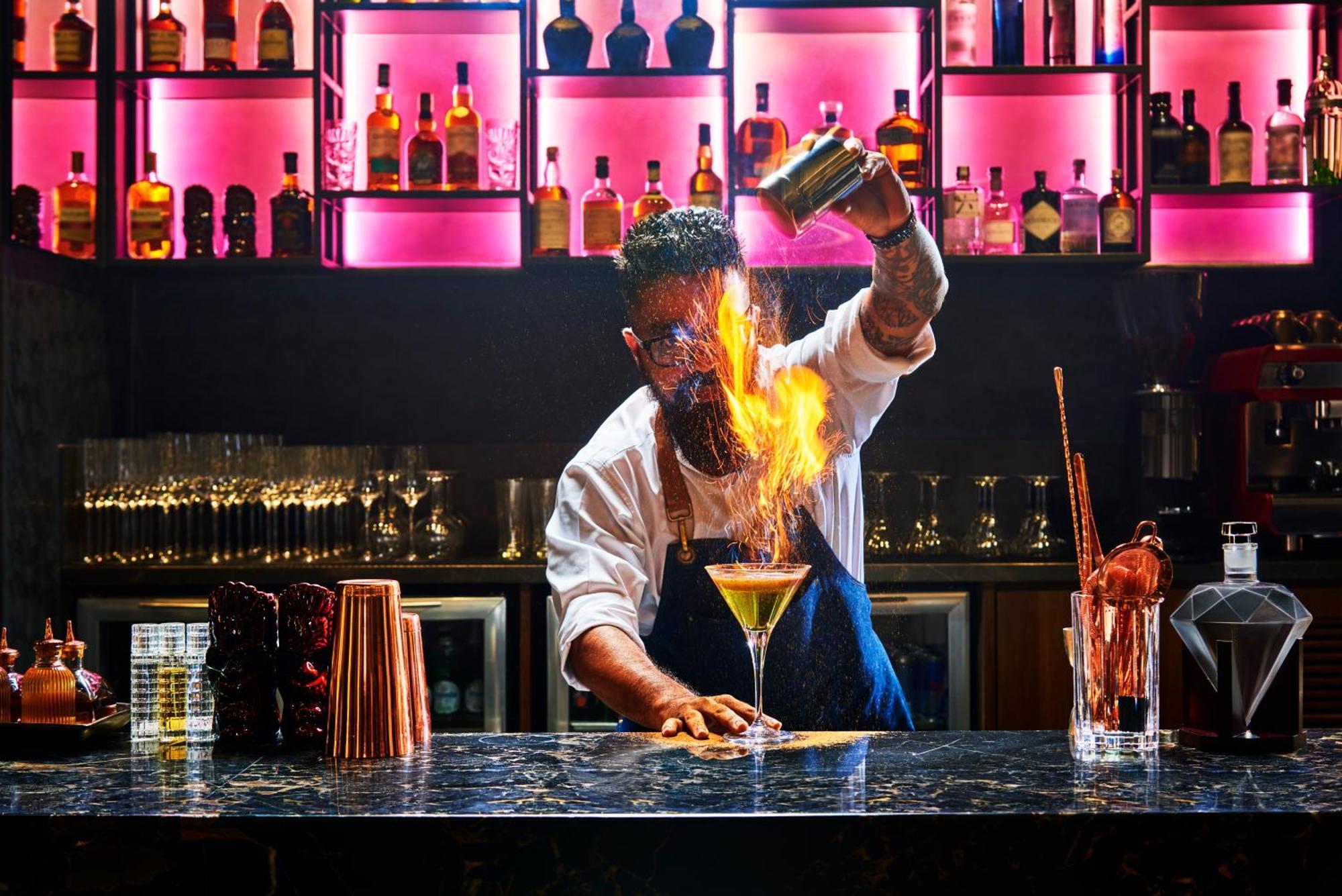 Novotel Mumbai International Airport Esterno foto A bartender at work