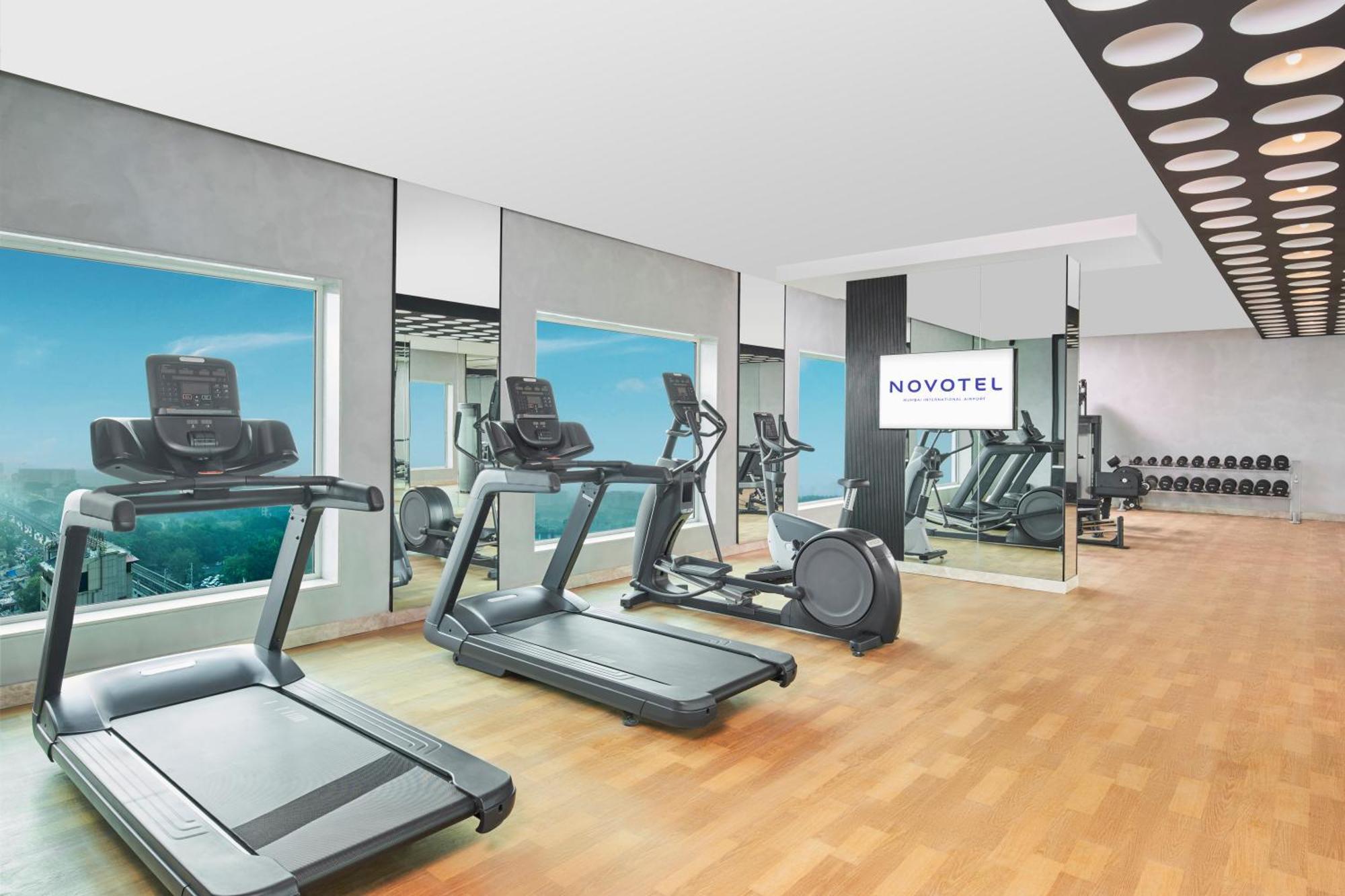 Novotel Mumbai International Airport Esterno foto A typical gym at a Novotel hotel