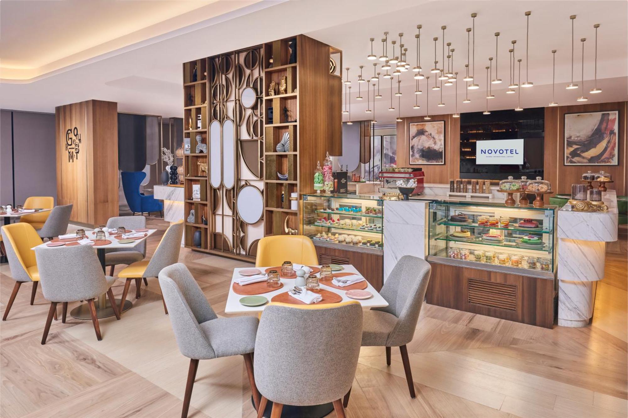 Novotel Mumbai International Airport Esterno foto The restaurant at Novotel London West