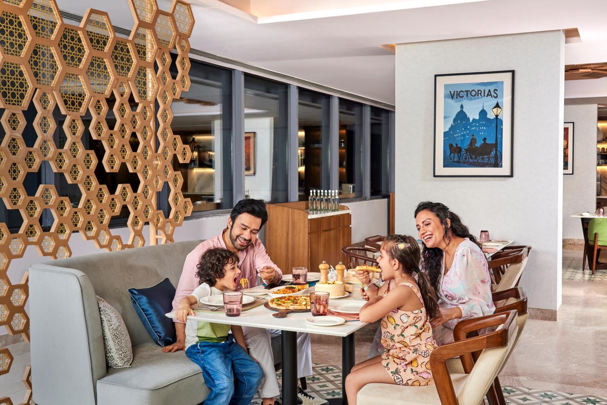 Novotel Mumbai International Airport Esterno foto Family dining at the hotel