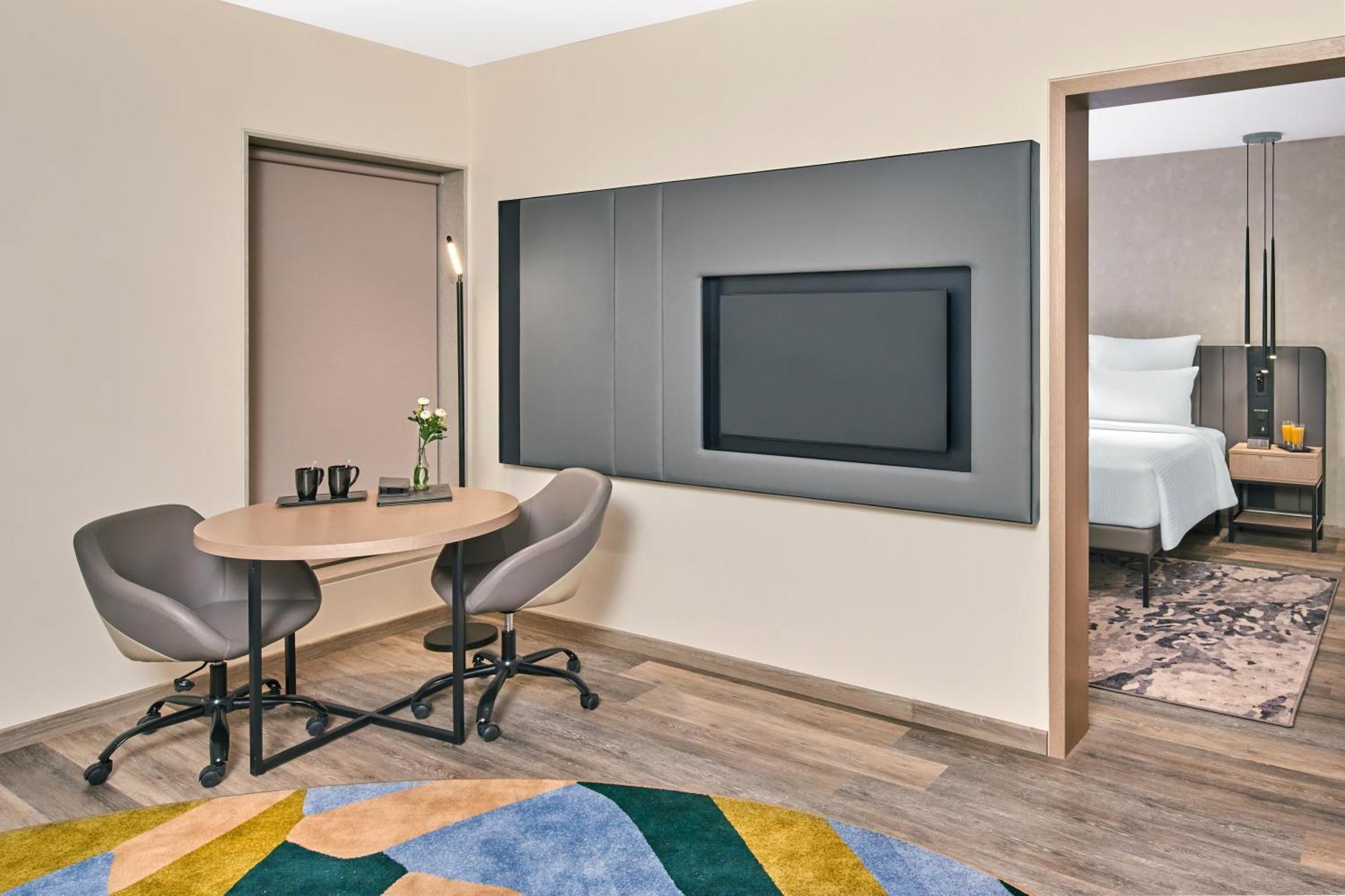 Novotel Mumbai International Airport Esterno foto A room at the hotel