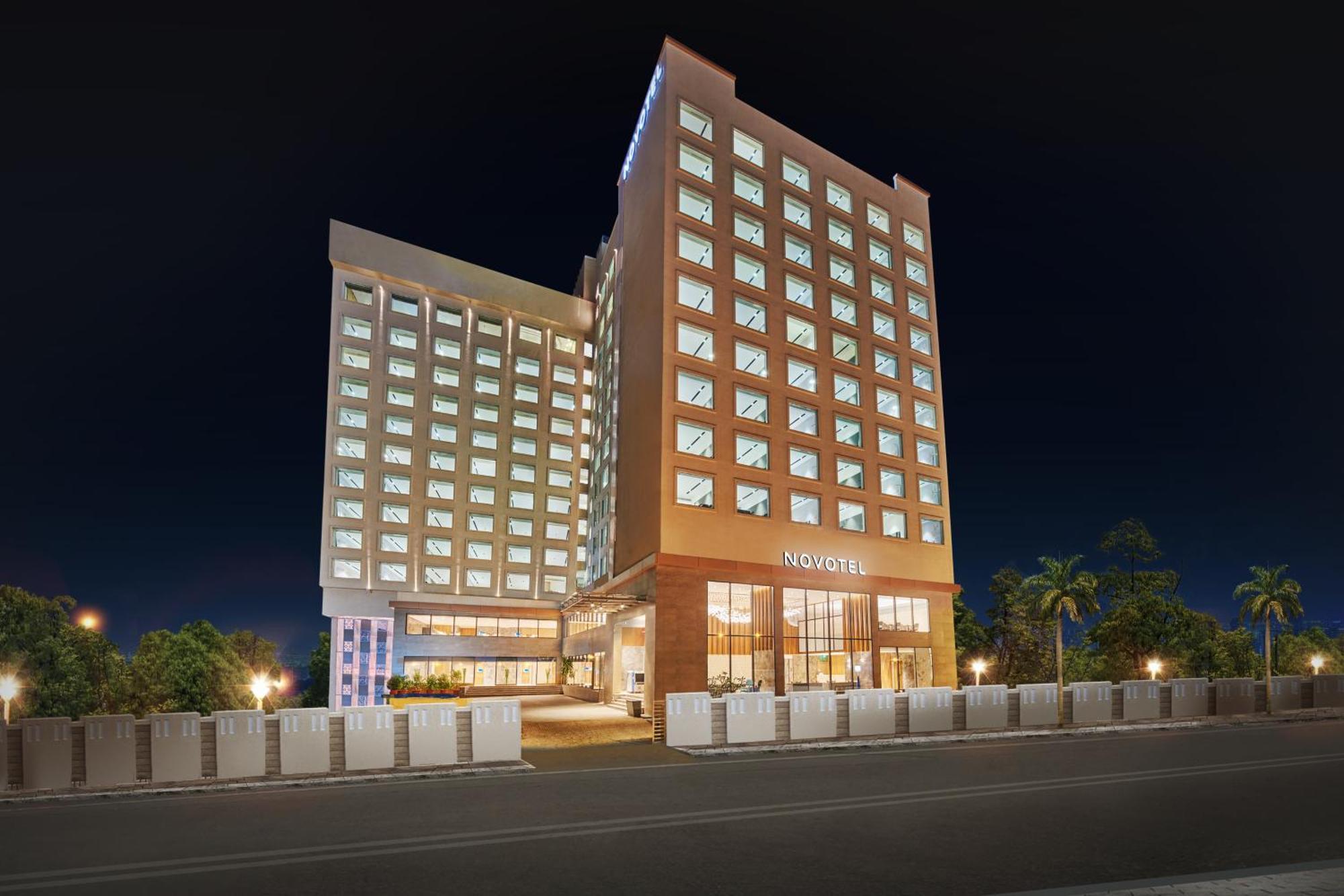 Novotel Mumbai International Airport Esterno foto The hotel at night